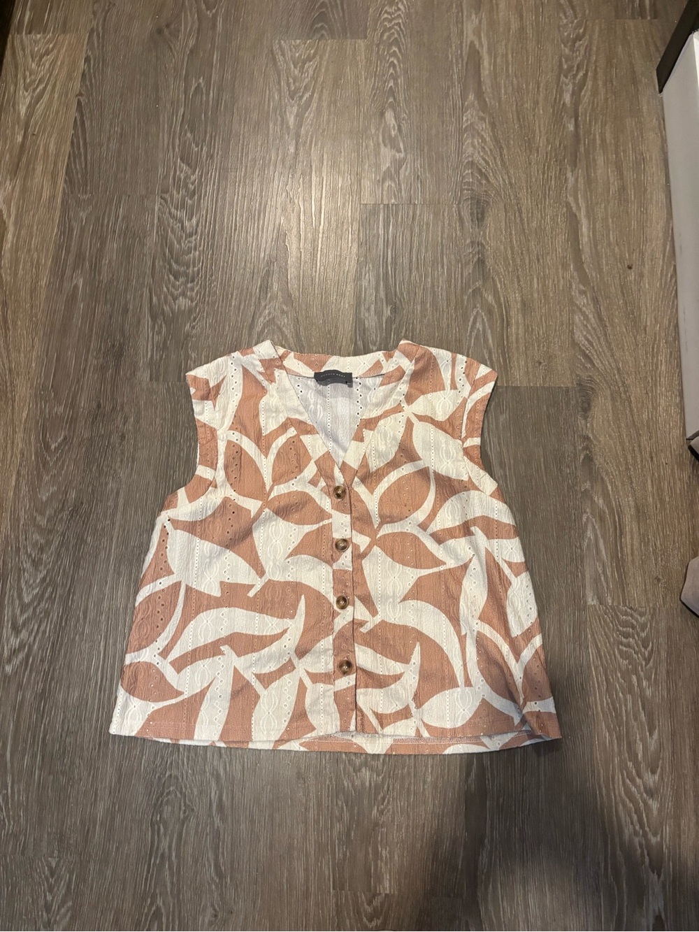 Sleeveless Button-Front Leaf Print Top in Rust and White